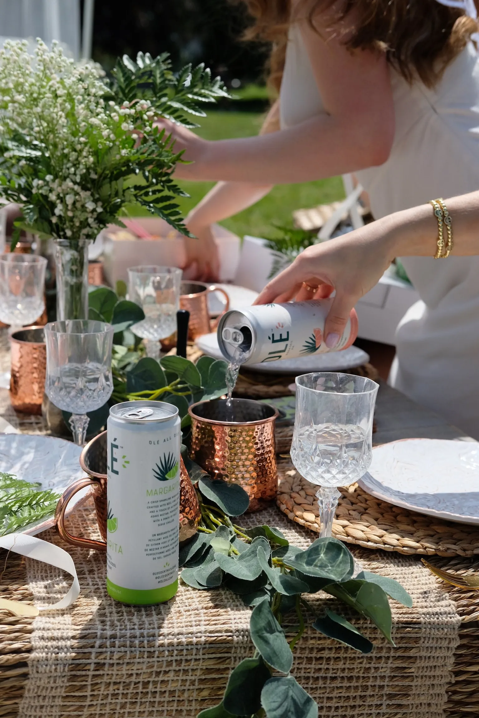 Canettes d'Olé sur une table de fête